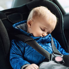 Bébé en voiture Prise en main de plusieurs dispositifs de surveillance